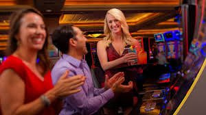 80m80 Sports Betting APP Mobile Sportsbook Myanmar ဖုန်းနှင့်ကစားနေသောပုံ